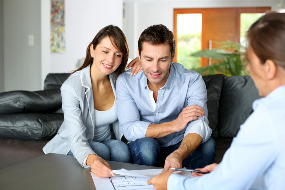 Ипотека в Америке - фото семейной пары, подписывающей договор по ипотеке в США