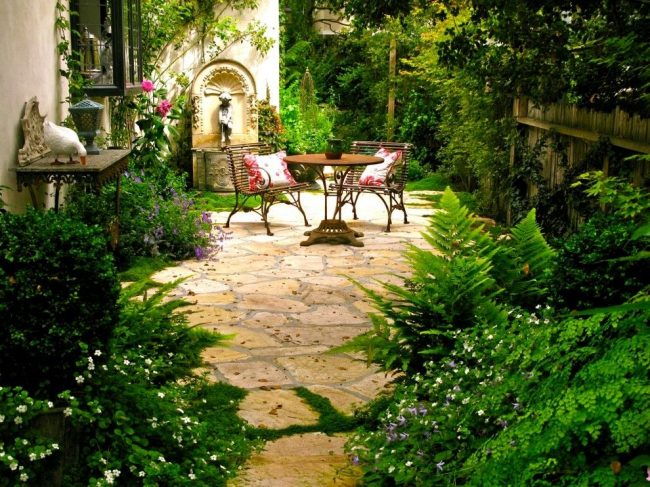Миниатюрное дачное патио в зеленом саду - это вариант для больших любителей природы
