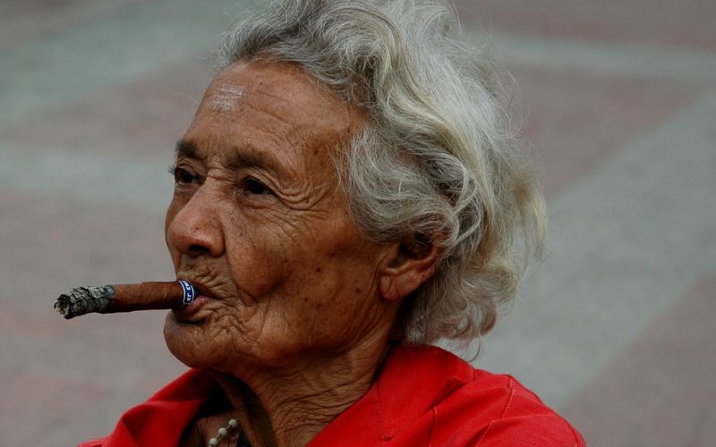 Пожилая женщина курит