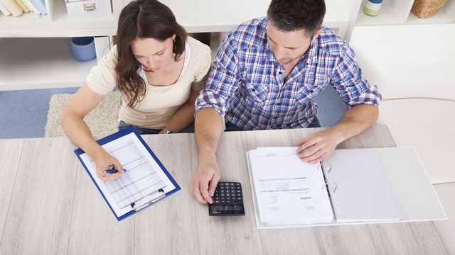 Пара рассчитывают платеж по ипотеке