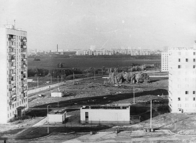 Вид с крыши дома 27 по Сумскому проезду на дома 23-1 и 23-2 и поле, где будет построено Северное Чертаново.